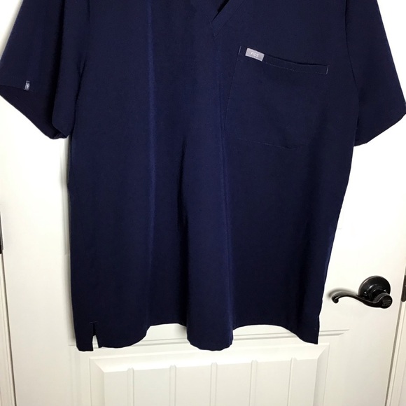 Figs Catarina One Pocket Scrub Top in Navy Size XXL. - Picture 3 of 8